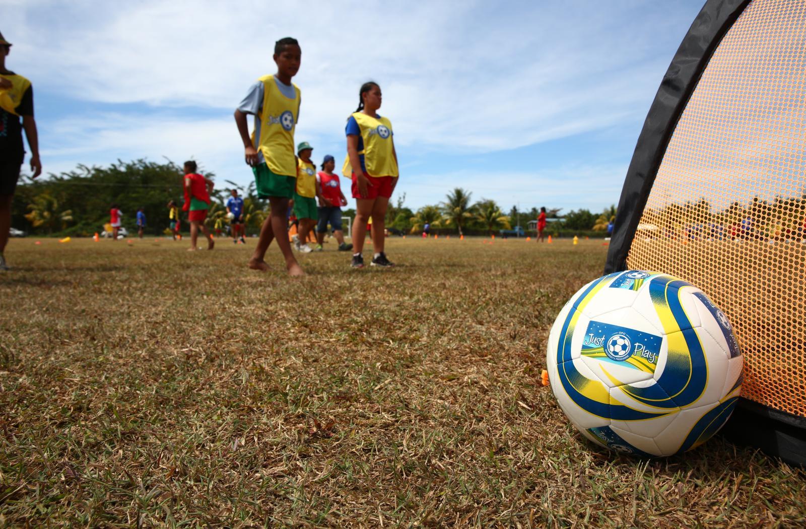 Youth playing sports: football/soccer